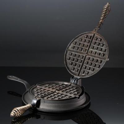 Antique Cast Iron Crescent #8 Waffle Maker w/ Low Base Fanner MFG Co Cleveland OhioÂ 	3x15.5x15in	199085
