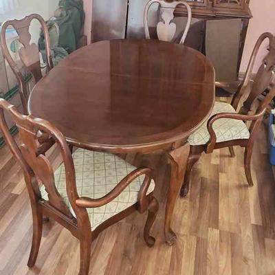 MRM136 - Expandable Dining Table With Chairs