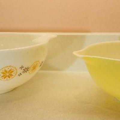 MRM068 - Vintage Pyrex Bowls (2)
