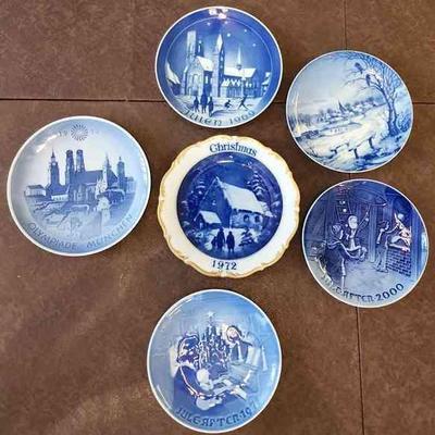 MRM238 - Collector's Plates In Blue