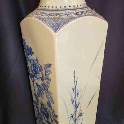 MRM102 - Vintage Asian Blue And White Vase
