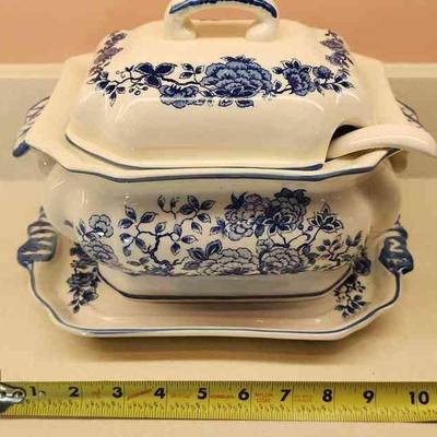 MRM060 - Vintage Soup Turines And Gravy Boats