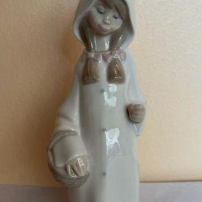 MRM266 Lladro Porcelain Girl Figurine 