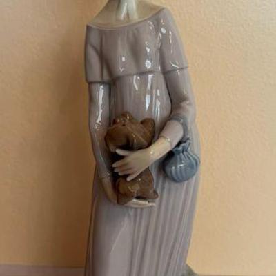 MRM264 Lladro Lady & Dog Figurine 