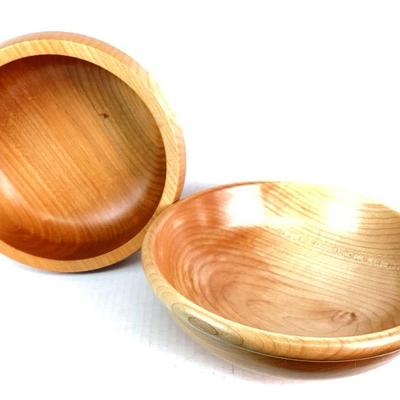 SHBR922 Schlossman Hand Turned Wooden Bowls	2 handcrafted maple bowls signed Schlossman on bottoms.
