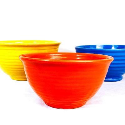MACH948 Vintage Bauer Nesting Bowls	3 Bauer beehive mixing bowls in yellow #6, orange #18, and blue #12.
