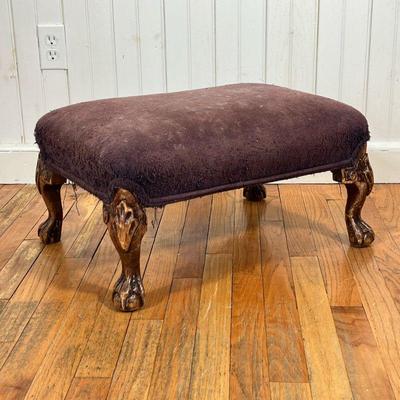 CHIPPENDALE FOOTSTOOL OTTOMAN | Ottoman in Chippendale style with carved claw & ball legs
Dimensions: l. 23 x w. 17 x h. 12 in