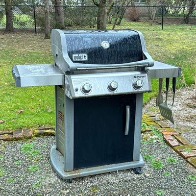 WEBER SPIRIT GAS GRILL | 3 burner Weber gas grill with electronic lighter and two side shelves