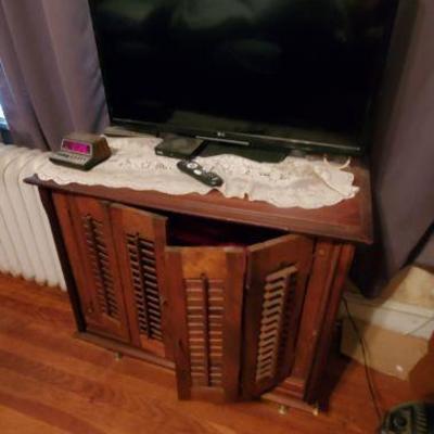 Flat screen TV and TV stand for sale for $25