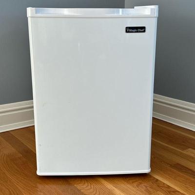 MAGIC CHEF MINI FRIDGE | White mini fridge with 2 shelves and door storage