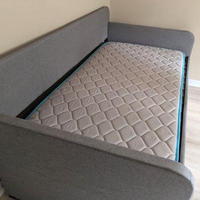 Nearly new trundle day bed