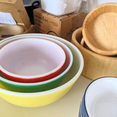 Pyrex nesting bowls and wooden salad bowls 