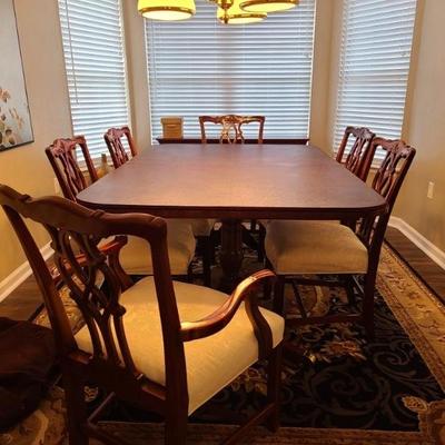Kindel dining table/ 2 leaves, pads, 4 side chairs & 2 arm chairs