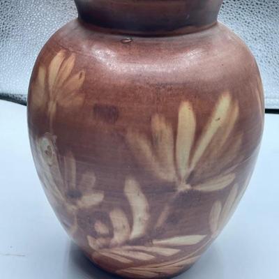 261 vintage Kupihaan Savi Studio pottery 9 1/2 height x 7” width