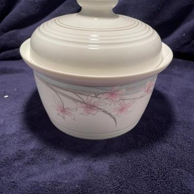 Royal Doulton Fresh Flowers 1.5 covered casserole -$25