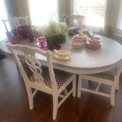 pottery barn , kitchen table with four chairs