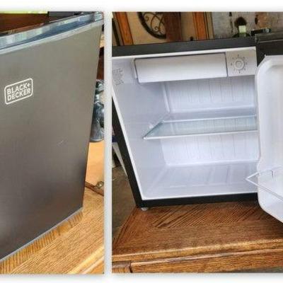Black & Decker 14 cu foot frig with ice maker.  Almost like new!