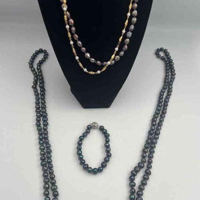 FTM114-3 Fine Pearl Necklaces And A Bracelet