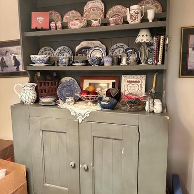 Display hutch with plate collection