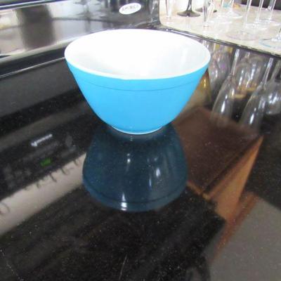 Single Pyrex 401 mixing bowl looking for a new home