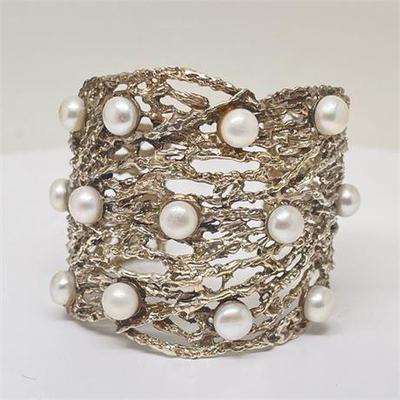 Lot 016  
Cultured Natural Pearl Cast Silver Cuff Bracelet