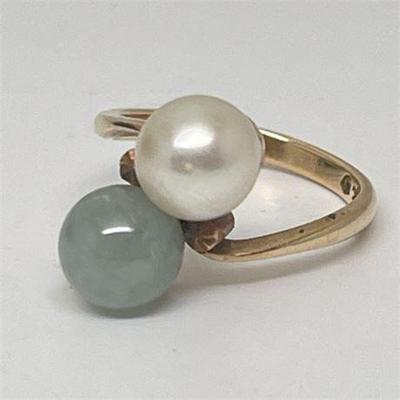Lot 012  
Jade and Pearl 14 K Gold Cocktail Ring