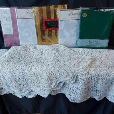 7 Round Tablecloths In A Variety Of Colors & Textures
