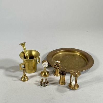 MIXED COPPER & BRASS MINIATURES | Includes: miniature mortar & pestle, decorative engraved plate, hourglass, clock, ships wheel,...