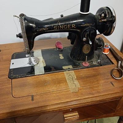 1920's singer, works great. Attachments included