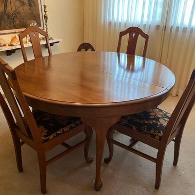 Round dining table with cabriolet legs and 4 matching chairs, great small size, simple and classic design