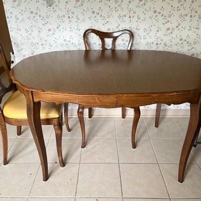 very nice oval shaped dining table with cabriolet legs and 4 chairs, very compact size, great for a kitchen or small dining room