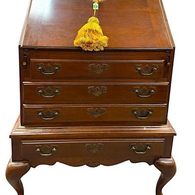 MAHOGANY QUEEN ANNE STYLE DROP LEAF DESK