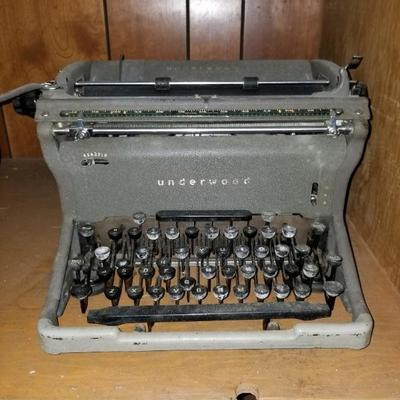 Vintage Underwood standard manual typewritwr