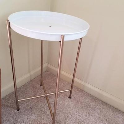 Round planter/brass legs