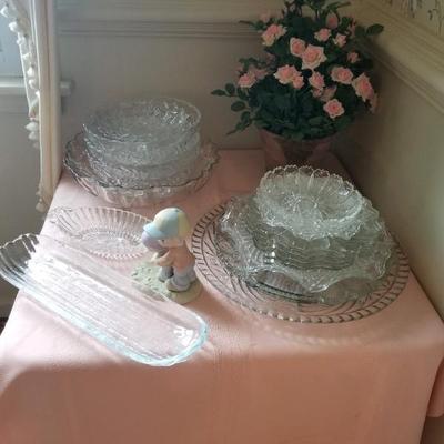 Glass serving ware