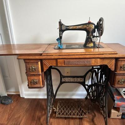 Antique 1920s Singer sewing machine 