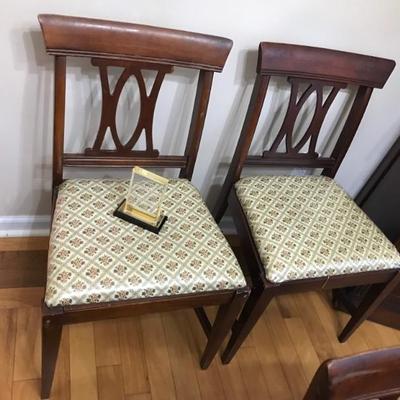 set of 6 dining chairs $179
5 side and 1 armchair