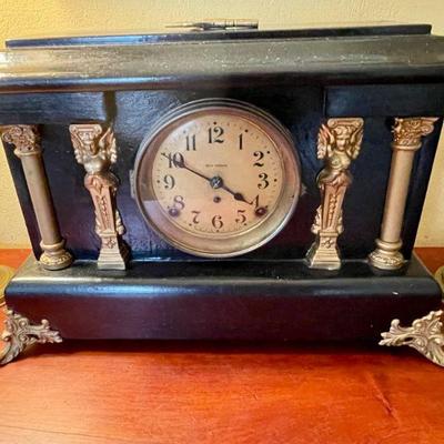 Vintage working Seth Thomas mantle clock (with key)