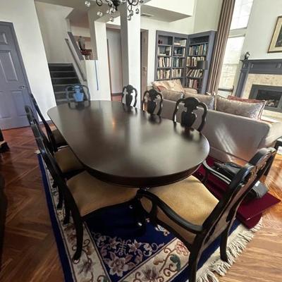Dining table with set of 8 chairs 
