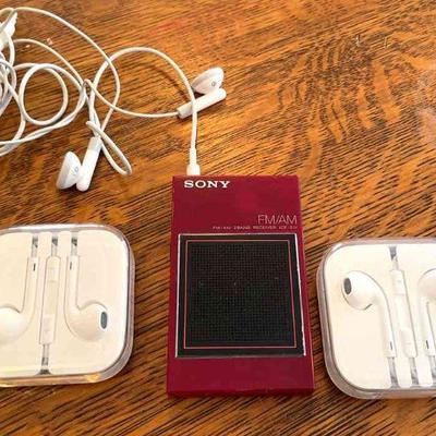 Pocket AM/FM SONY RADIO * 2 New Apple Headphones
