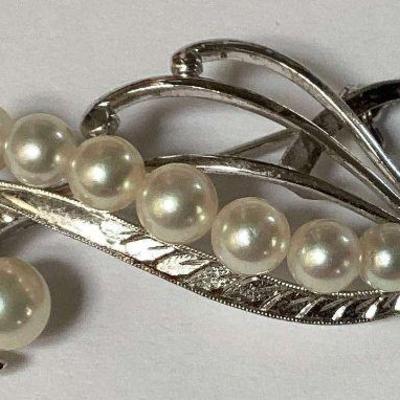 MHT416 - Beautiful Vintage Multiple Pearls and Silver Tone Brooch/Pin - Stamped Makers Mark