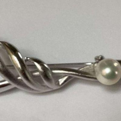 MHT415 - Beautiful Vintage Pearl and Silver Tome Brooch/Pin