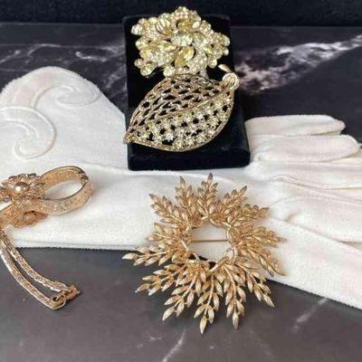 Vintage Gold Tone * Pale Greens Crystals Brooches * Gold Tone Vintage Glove Clip * Cream Color Soft Cotton Short Ladies Gloves Small Sized
