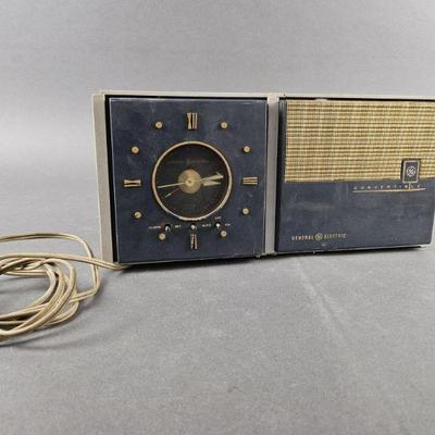 Lot 59 | Vintage GE Convertible Alarm Clock Radio