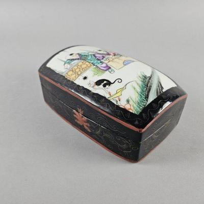 Lot 189 | Vintage Chinese Bento Lacquered Box w/ Porcelain