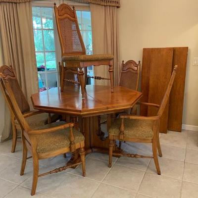 Dining table with 6 chairs and three leaves