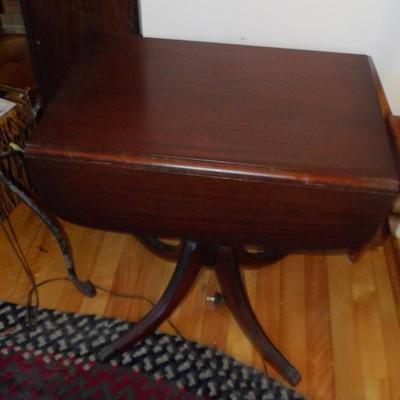 Mahogany Duncan Phyfe Drop Leaf End Table