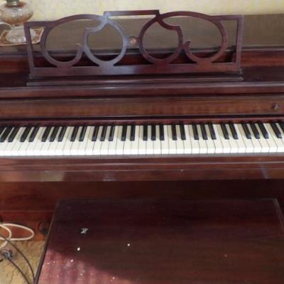 Cable Nelson Mahogany Spinet Piano With Bench