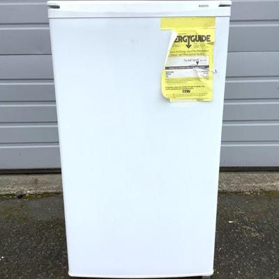 NOBE224 Sanyo Mini Refrigerator	Has 4 shelves on the door, has a little freezer compartment on top.
