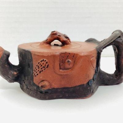 HAYE111 Yixing Red Clay Teapot	Miniature little pot. Measures about 6 inch long x 2.25 tall.

